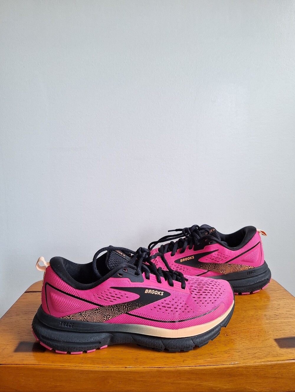 Brooks Trace 3 Women's Pink Glow/Black/Orange Size 7B - Picture 2 of 13